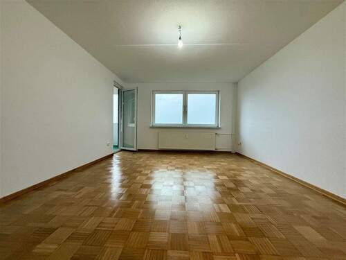 Wohnzimmer mit Balkon - 