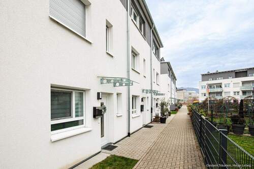 Hausansicht - Ihr neues Zuhause: Neuwertiges Reihenmittelhaus mit zwei Terrassen und Tiefgaragenstellplatz