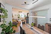 Modernes Wohn- und Esszimmer im Tageslicht_ohne Rad - 