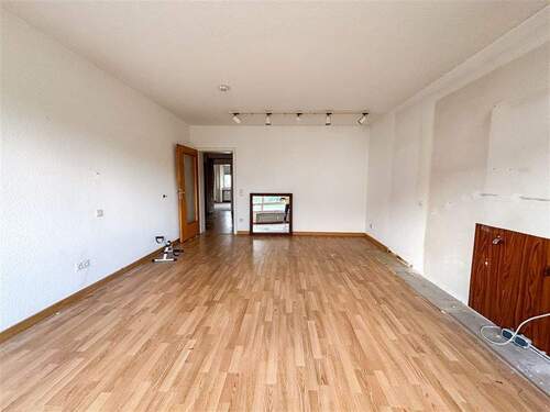 Wohnzimmer - 3 Zimmer Etagenwohnung zum Kaufen in Düsseldorf