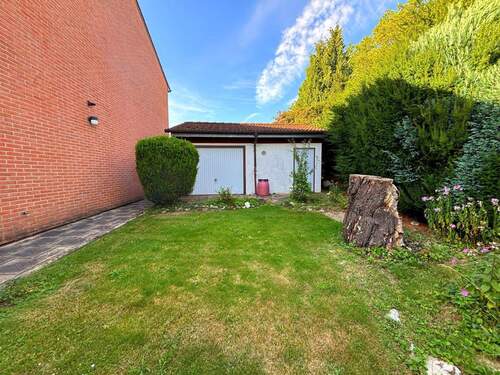 Seitenansicht / Rückseite Garagen - 