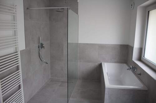 Bad mit Dusche + Wanne - 