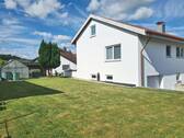 Hausansicht mit Garten - Einfamilienhaus mit 100,00 m² in Ehingen zum Kaufen