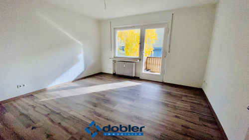 Wohnzimmer mit. Balkon - Praktische renovierte 3-Zi.-Wohnung mit Balkon in Nbg.-Süd Breitscheidstrasse