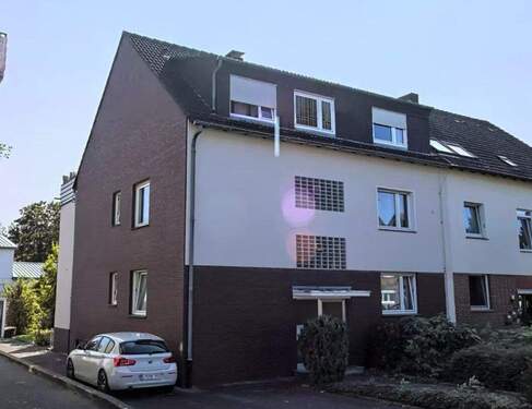 Straßenansicht - Großzügiges Dreifamilienhaus mit Garten, Balkonen und Terrasse