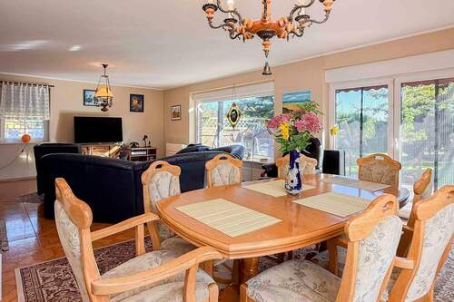 Großes, lichtdurchflutetes Wohnzimmer mit Zugang zur überdachten Terrasse - Einfamilienhaus mit 142,10 m&sup2; in Remplin zum Kaufen