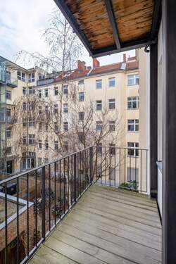 Balkon mit Blick in den Innenhof - 2 Zimmer Etagenwohnung in Berlin