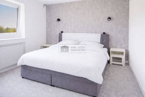 Helles modernes Schlafzimmer mit Doppelbett - 