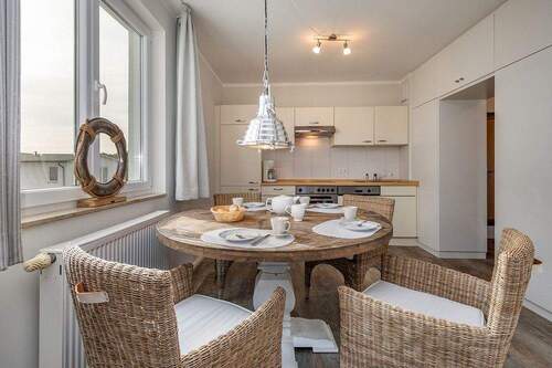 Moderne offene Küche mit Wohncharakter und Einbauschränken - 