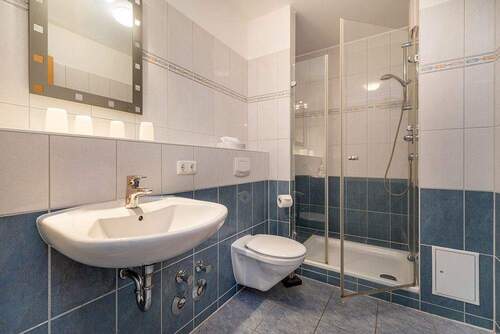 Bad mit großer Dusche - 