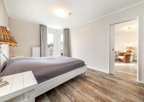 Großzügiges Schlafzimmer zur Meerseite mit Schiebetür - 