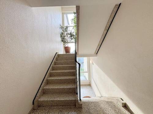 Treppenhaus - 3 Zimmer Etagenwohnung in Leverkusen