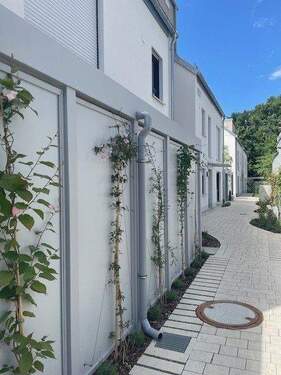 Schiller außen Bild Zugang zur Anlage Jak p.jpg - 