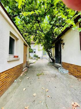 Einfahrt zum Innenhof - 6 Zimmer Einfamilienhaus in Mannheim