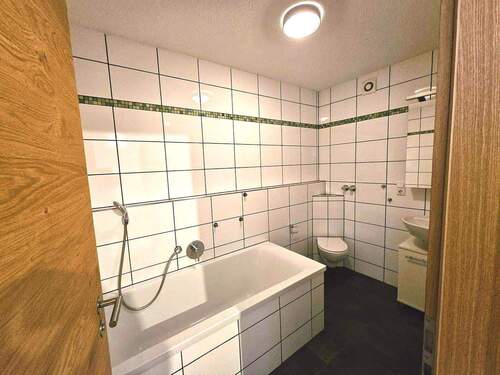 Bad neben Kinder-/Arbeitszimmer 2 - 