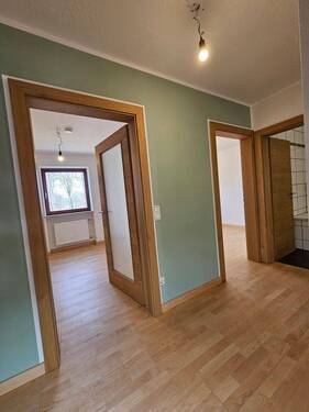 Zwei Zimmer neben großem Badezimmer - 