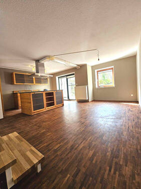 Wohnzimmer mit offener Küche - 