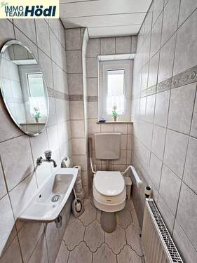 WC mit Waschbecken - Etagenwohnung mit 64,10 m² in Pfullingen zum Kaufen