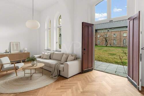 Titelbild - Denkmalgeschützte Erdgeschosswohnung mit Empore, Fischgrätparkett und Loftgefühl