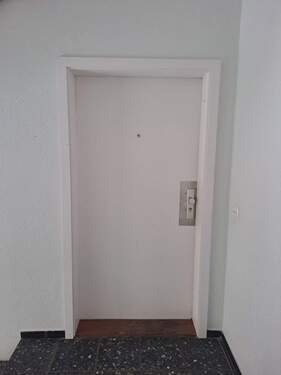 Eingangstür - 3 Zimmer Etagenwohnung in Neumünster