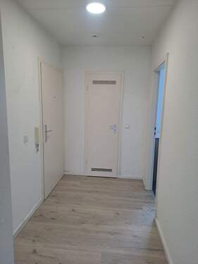 Flur - Etagenwohnung mit 74,90 m&sup2; in Neumünster zur Miete
