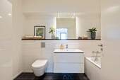 Badezimmer mit Badewanne - 