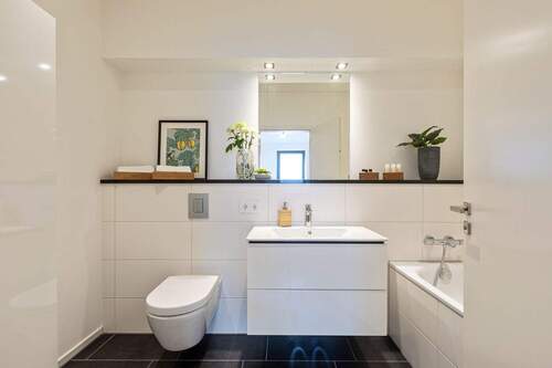 Badezimmer mit Badewanne - 