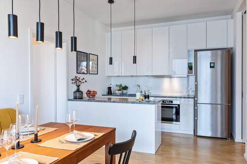 Blick zur Küche und Essbereich - 3 Zimmer Etagenwohnung in Berlin