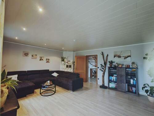 Wohnzimmer - 6 Zimmer Einfamilienhaus in Waldkraiburg