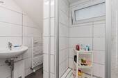 Bad mit Dusche im Dachgeschoss (2,24m²) - 