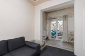 Wohnenzimmer und Zugang zur Terrasse im Erdgeschoss - 