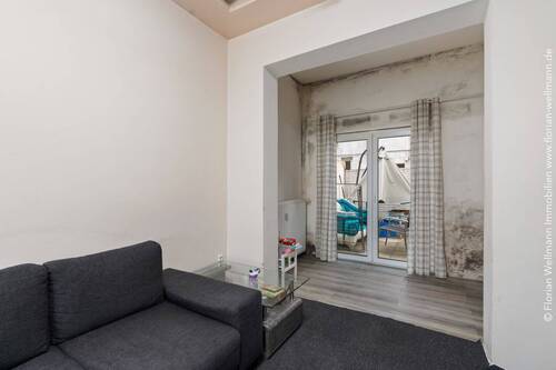 Wohnenzimmer und Zugang zur Terrasse im Erdgeschoss - 