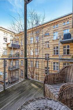 Westbalkon mit Blick in den Innenhof - 