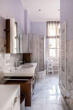 Tageslichtbad mit Wanne und Dusche - 