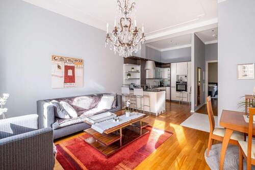 Zimmer mit Blick zur offenen Küche - 3 Zimmer Etagenwohnung zum Kaufen in Berlin-Mitte