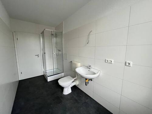 Bad mit Dusche.jpg - 2 Zimmer Etagenwohnung in Chemnitz