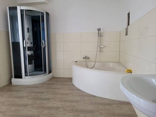 Badezimmer mit Dusche, Wanne - Ihre neue Traumwohnung mit Dusche, Wanne, Balkon