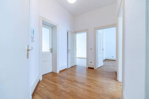 Bild 1 - Stilvolles Büro im Frankfurter Bahnhofsviertel - 4 Räume, Stuckdecken, Parkett, Balkon & Aufzug