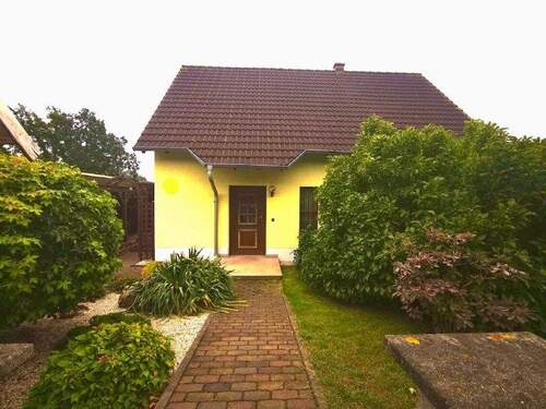 Hauseingang - Vorderseite - 4 Zimmer Einfamilienhaus zum Kaufen in Striegistal