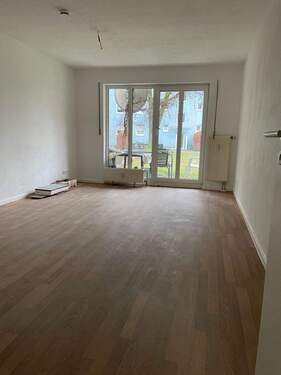 Wohnzimmer - Hier ist alles NEU! Schöne Erdgeschoss-Wohnung zu vermieten!