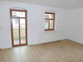 Wohnbereich, Zugang zum Balkon - Kleine 2-Zimmer Wohnung mit Balkon, offener Küche, Laminatboden & Bad mit Dusche