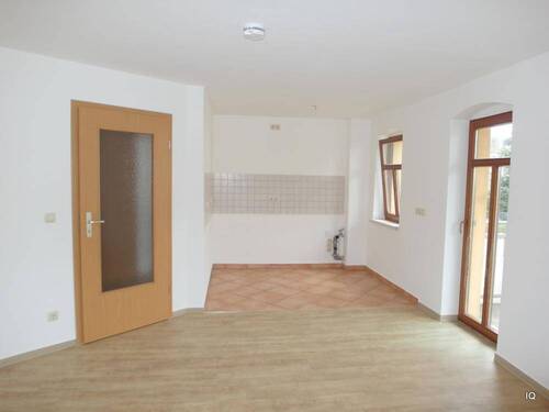 Wohnbereich, offene Küche - 2 Zimmer Etagenwohnung in Freital