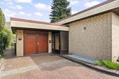 Hauseingang und Garage - 3 Zimmer Bungalow zum Kaufen in Bremen