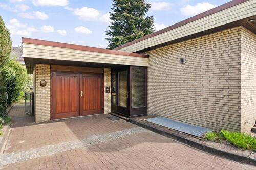 Hauseingang und Garage - 3 Zimmer Bungalow zum Kaufen in Bremen