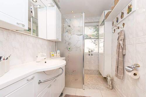 Badezimmer mit Dusche - 