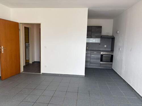 Wohnzimmer mit Kücheneck - 2 Zimmer Etagenwohnung zum Kaufen in Ainring