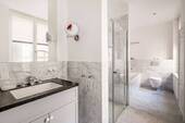 Bad mit Wanne und Rainshower - 