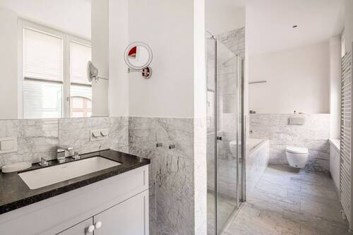 Bad mit Wanne und Rainshower - 