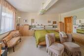 Schlafzimmer mit Zugang zum Bad und Ankleide 1.OG - 
