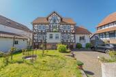 Frontansicht mit Vorgarten - 1 Zimmer Einfamilienhaus zum Kaufen in Neustadt (Hessen) / Speckswinkel